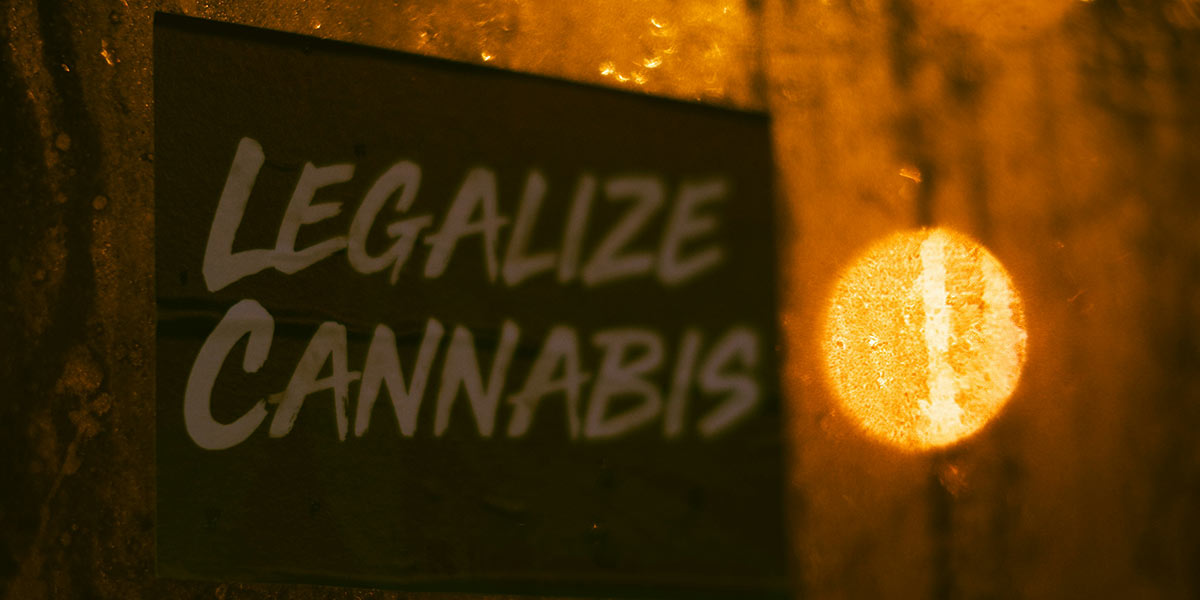 Schild im Club mit der Aufschrift Legalize Cannabis