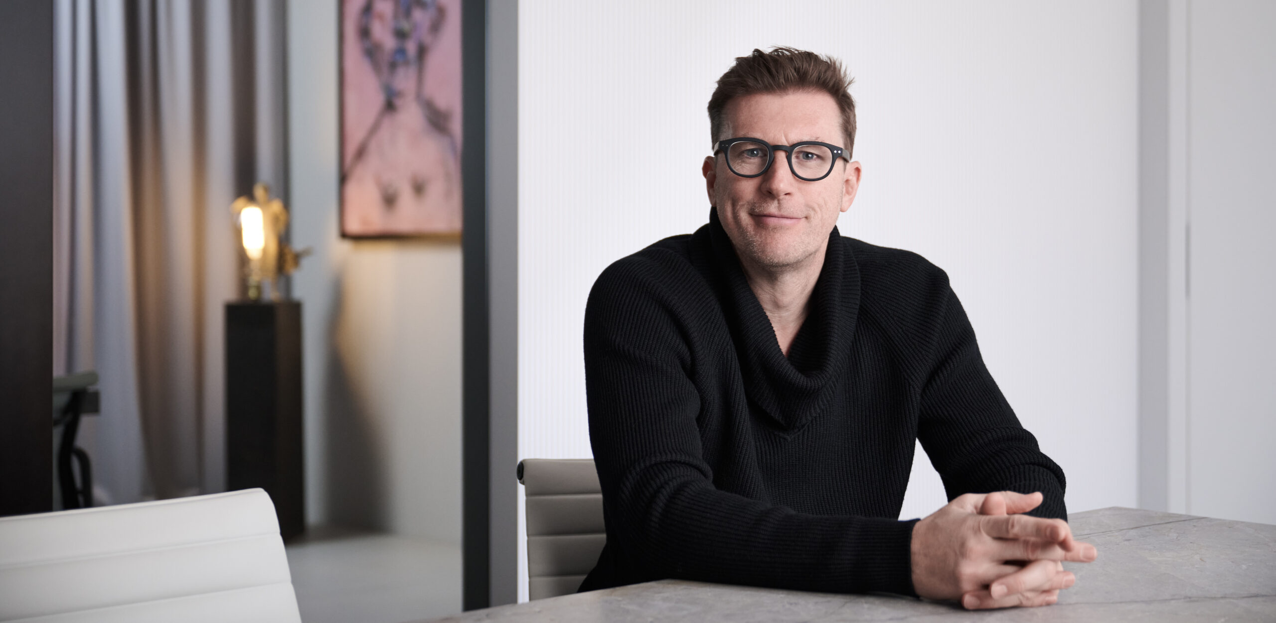 Dr. Clemens Fischer von FuTrue sitzend am Tisch