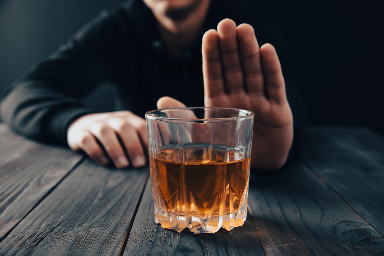 Kann CBD gegen Alkoholabhängigkeit helfen? Mann verweigert Glas mit Whiskey